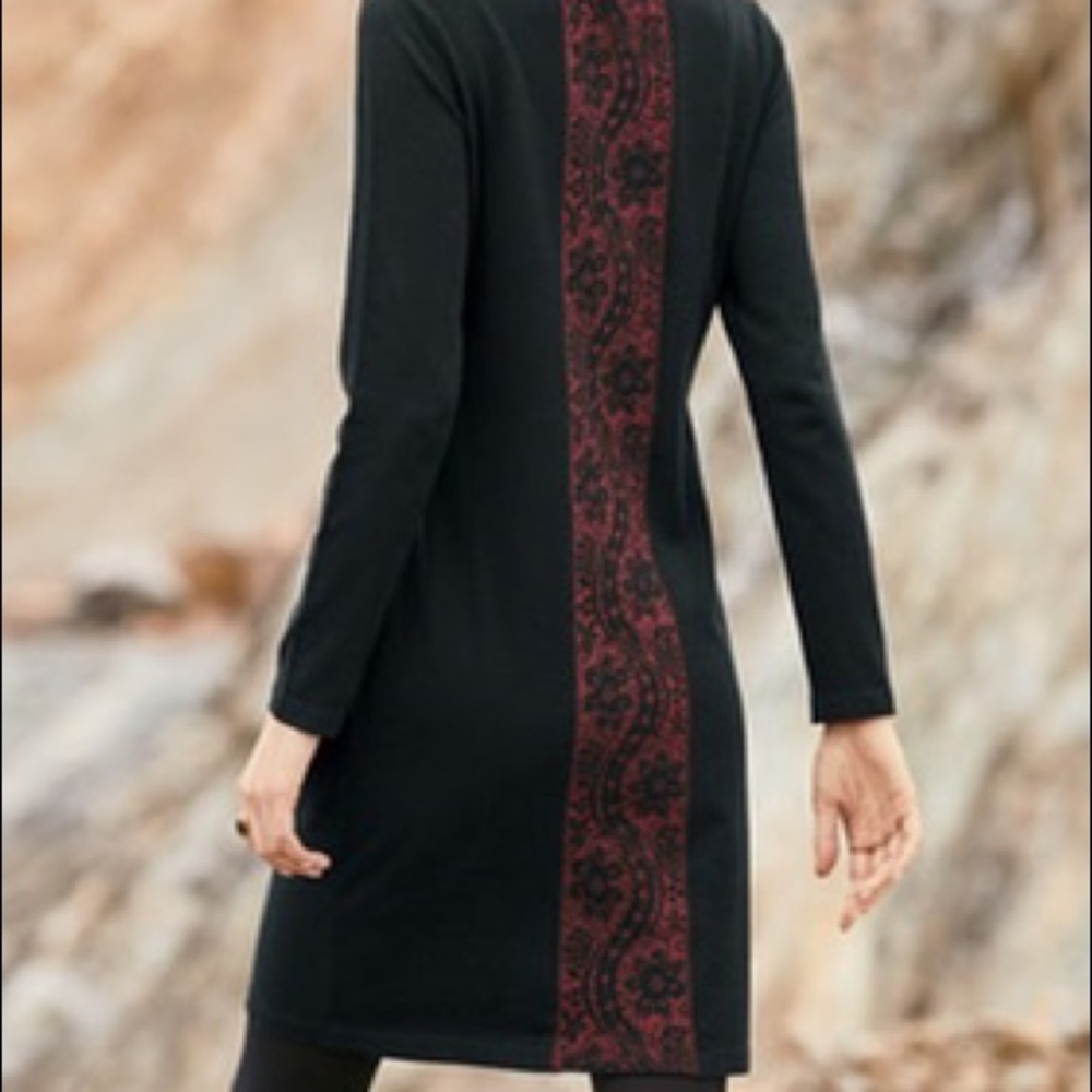 Black cocktail dress with a red print in the back